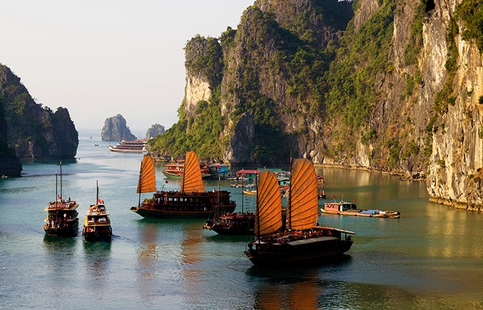 Бухта Халонг во Вьетнаме