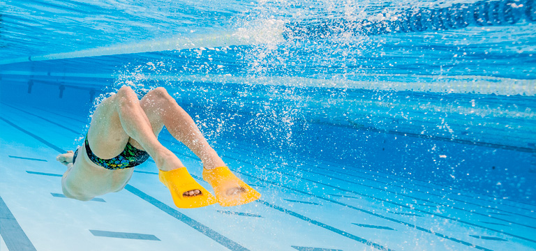 В чем польза ласт при занятиях плаванием?
